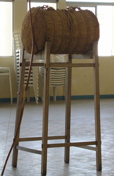 Fotografia de um Makiwara, rolo de palha tradicional usado nos treinos de Kyudo.