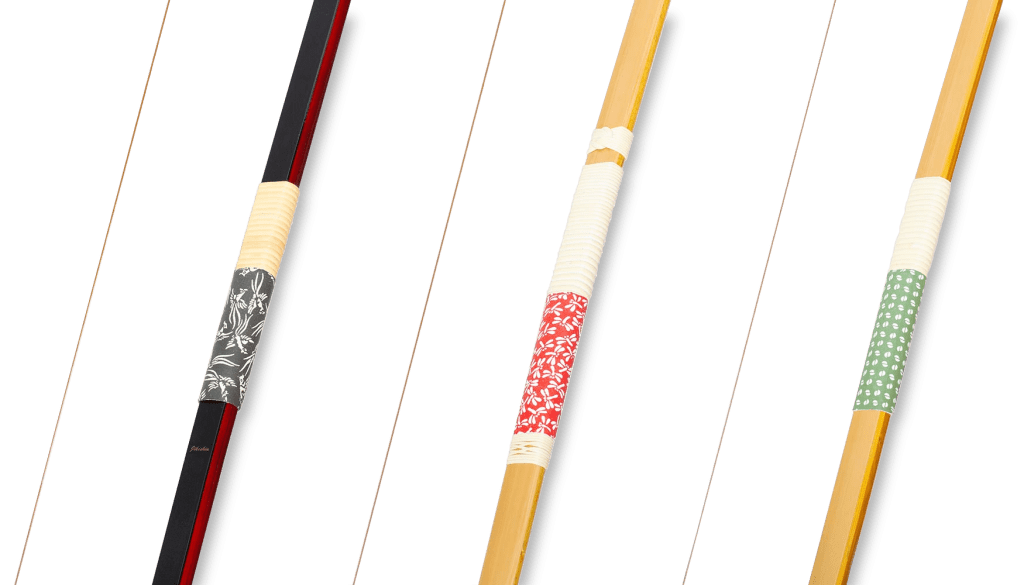 Fotografia com os diversos tipos de arco. No extremo esquerdo, um arco feito com fibra de vidro, seguido por arcos de bambú